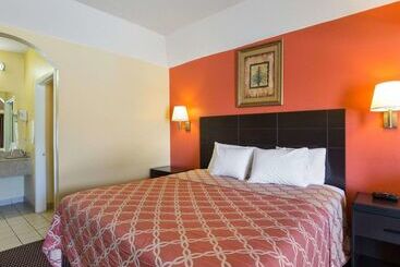 فندق Rodeway Inn & Suites
