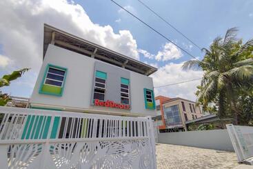 Hotel Reddoorz Syariah Near Gor Satria Area