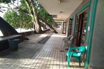 בית מלון כפרי Carita Pasir Putih Kondominium