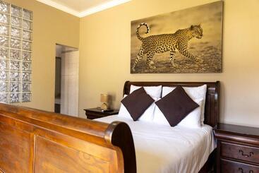 بنسيون Ikhutse Manor Guesthouse