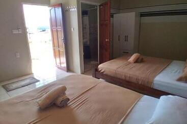 펜션 Douglas Airport Guesthouse