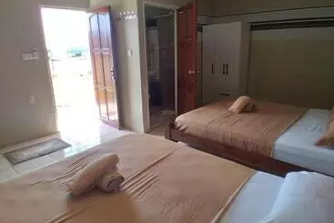 پانسیون Douglas Airport Guesthouse