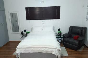 פנסיון Nikita S Self Catering Haven 2