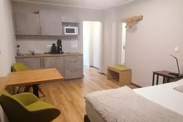 Apart Hotel Motel Q  Das Kleine Stadt