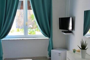 A Due Passi Dal Mare B&b