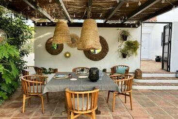 تختخواب و صبحانه Villa De La Luz Luxury Guesthouse