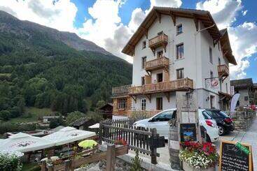 ホテル Hôtel Restaurant Eden