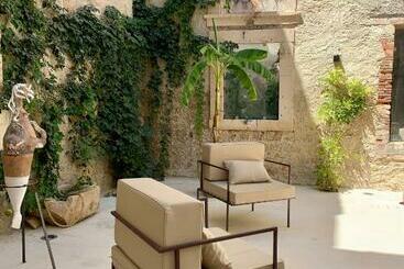 Isabella Di Castiglia Apartments