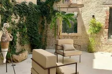 Isabella Di Castiglia Apartments