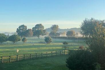 פנסיון Envisage Estate