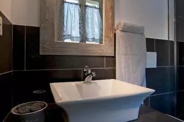 Hotel Le Suites   Di Fronte Ospedale Sacro Cuore