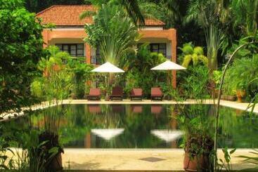 בית מלון כפרי Khaolak Palm Hill Resort