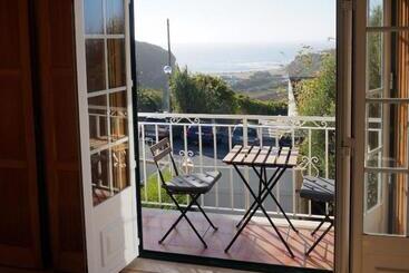 צימר Surf Lodge   Villa Dos Irmãos