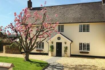 Bed and Breakfast St Leonards Farmhouse