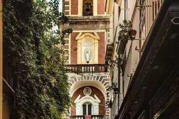 تختخواب و صبحانه Holiday Sorrento Center