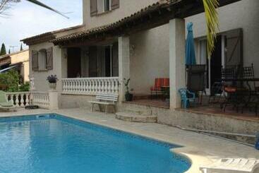 تختخواب و صبحانه Lac Saint Esprit