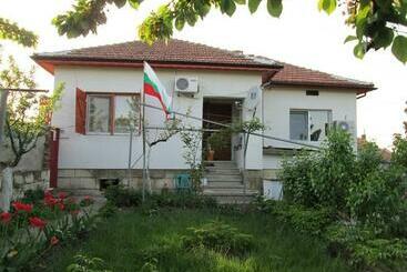 Пансион Ivanovo , Rooms For Rent For 24 Hours, Separate Kitchen, Sauna, Hydromassage Bath, Indoor Parking, T