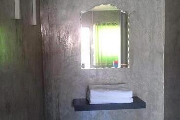 酒店 Navy Sisatchanalai