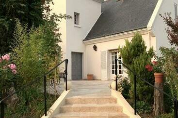 تختخواب و صبحانه La Tour De Saint Cyr