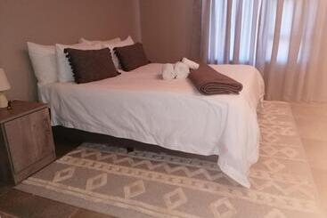 민박 Apollis Cottage