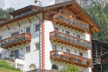 בית מלון כפרי Tinahof