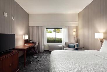 Отель Courtyard By Marriott Salinas Monterey