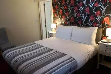 Hotel The Commercial Bar &