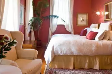 تختخواب و صبحانه Mchardy Lodge