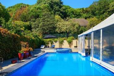 Отель Greenmantle Estate