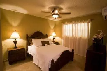 Hotel Clarion Suites Roatan At Pineapple Villas