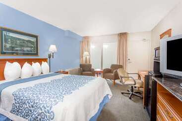 Отель Days Inn By Wyndham Cedar Falls University Plaza