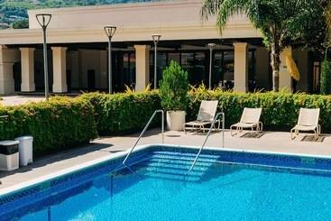 هتل آپارتمان Plaza Hotel And Suites