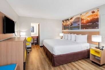 בית מלון כפרי Days Inn By Wyndham Charlottesville/university Area