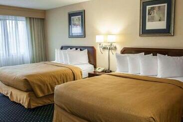 호텔 Quality Inn & Suites