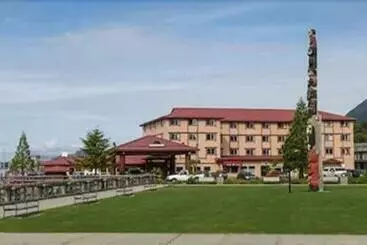 בית מלון כפרי Totem Square  & Marina