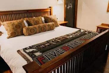فندق Fivepine Lodge