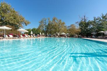 Cronwell Platamon Resort 