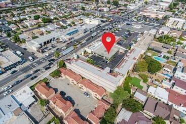 فندق على الطريق Omeo Suites