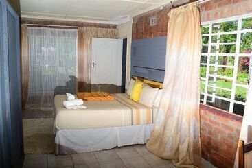 تختخواب و صبحانه Savanna Guest House