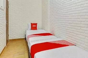 Hotel Oyo 90828 Ara Guest House