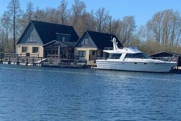 Ausflugsrestaurant & Pension Aalbude & Hausfloßvermietung Am Kummerower See