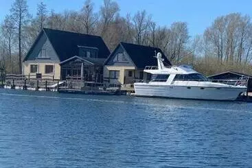 Ausflugsrestaurant & Pension Aalbude & Hausfloßvermietung Am Kummerower See