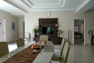 Bed and Breakfast Puri Ratna Joewita