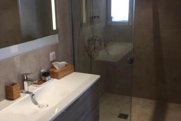 تختخواب و صبحانه Villa Made