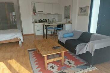 Pensjonat Studio Room Ensuite By The Beach, Entire Independent Unit