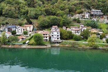 تختخواب و صبحانه Adeline