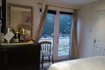 تختخواب و صبحانه Sunny Patch