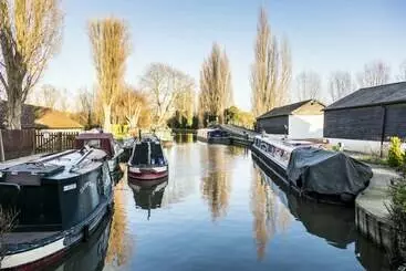 Hotelli Roydon Marina Village