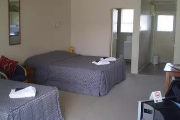 Aaa Thames Court Motel