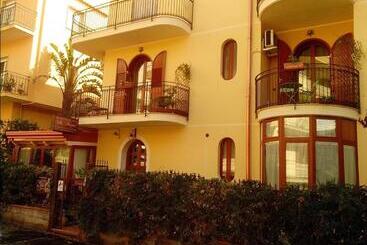 ベッドアンドブレックファースト Villa Marysa Apartments Seaview